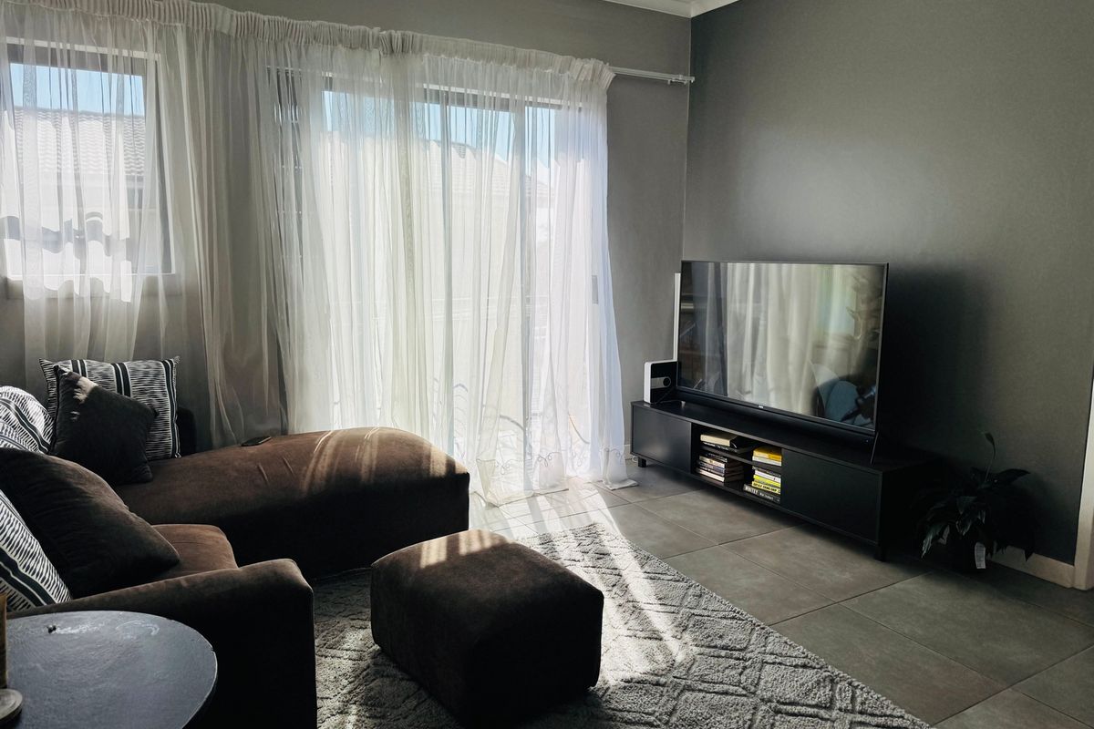 Modern 2-Bedroom Apartment in Sinoville, Pretoria - Photo 2