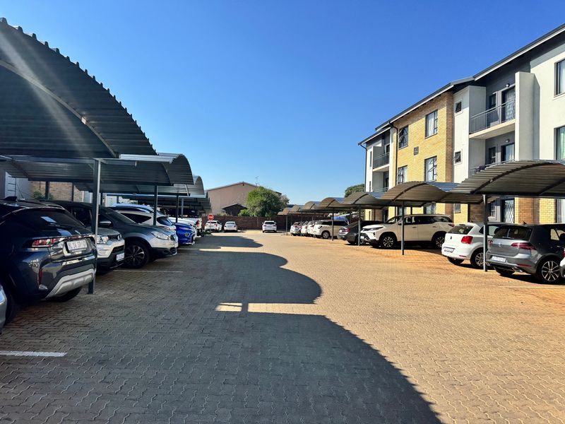Modern 2-Bedroom Apartment in Sinoville, Pretoria - Photo 10