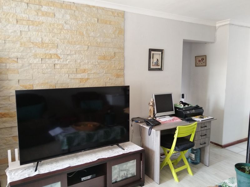 A VERY NEAT 2 BEDROOM APARTMENT IN A SECURED COMPLEX, GROUND FLOOR. - Photo 3