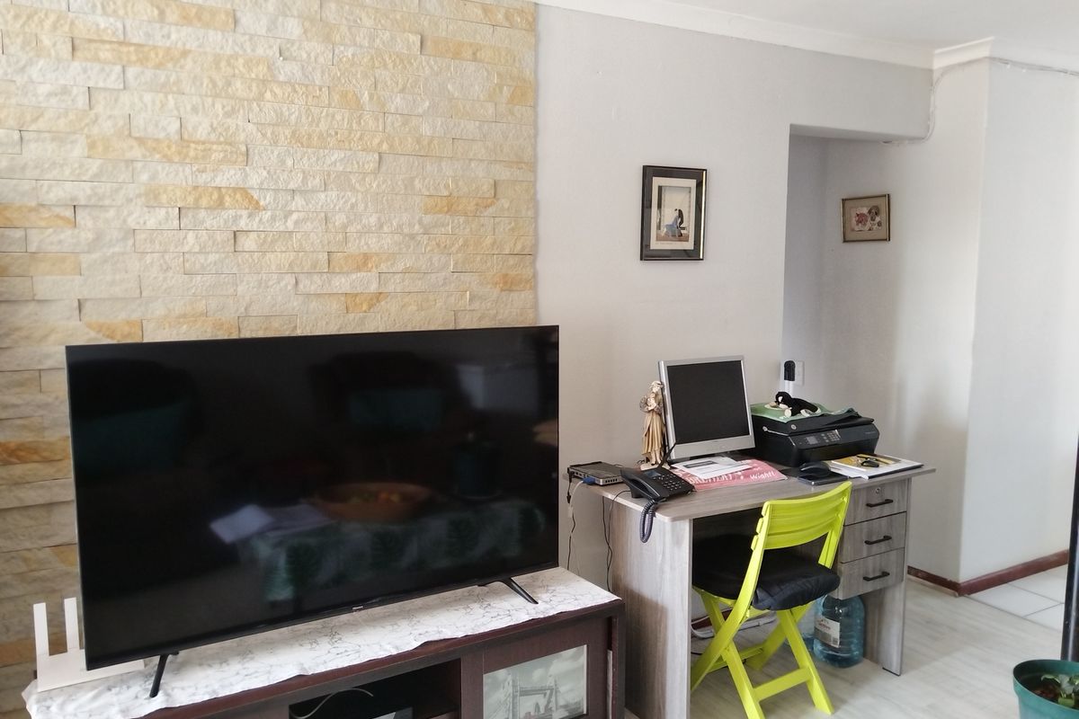 A VERY NEAT 2 BEDROOM APARTMENT IN A SECURED COMPLEX, GROUND FLOOR. - Photo 3