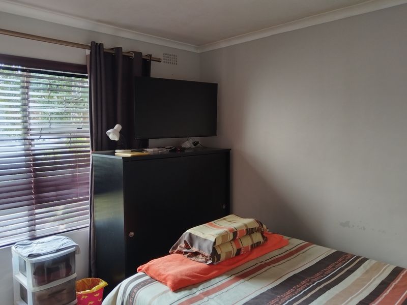 A VERY NEAT 2 BEDROOM APARTMENT IN A SECURED COMPLEX, GROUND FLOOR. - Photo 7