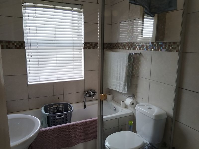 A VERY NEAT 2 BEDROOM APARTMENT IN A SECURED COMPLEX, GROUND FLOOR. - Photo 6