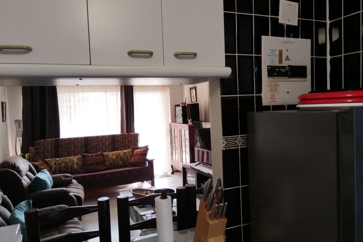 A VERY NEAT 2 BEDROOM APARTMENT IN A SECURED COMPLEX, GROUND FLOOR. - Photo 2