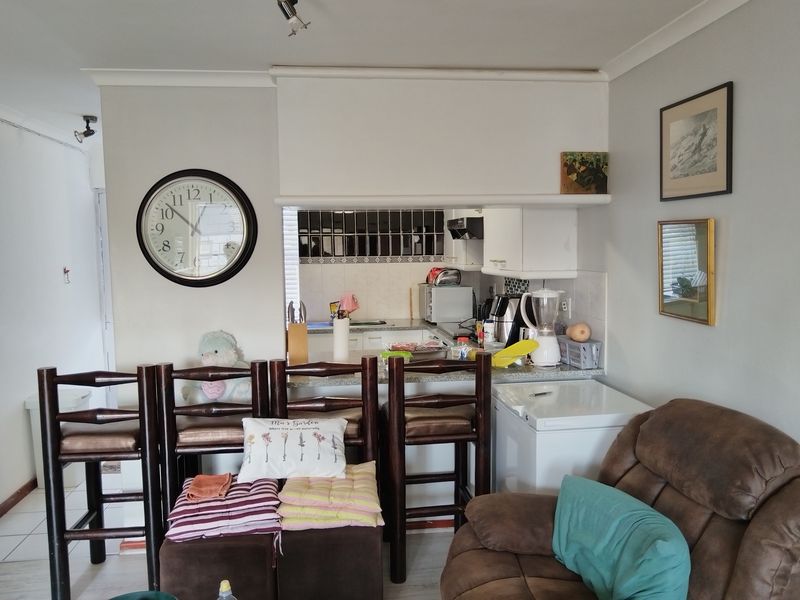 A VERY NEAT 2 BEDROOM APARTMENT IN A SECURED COMPLEX, GROUND FLOOR. - Photo 4