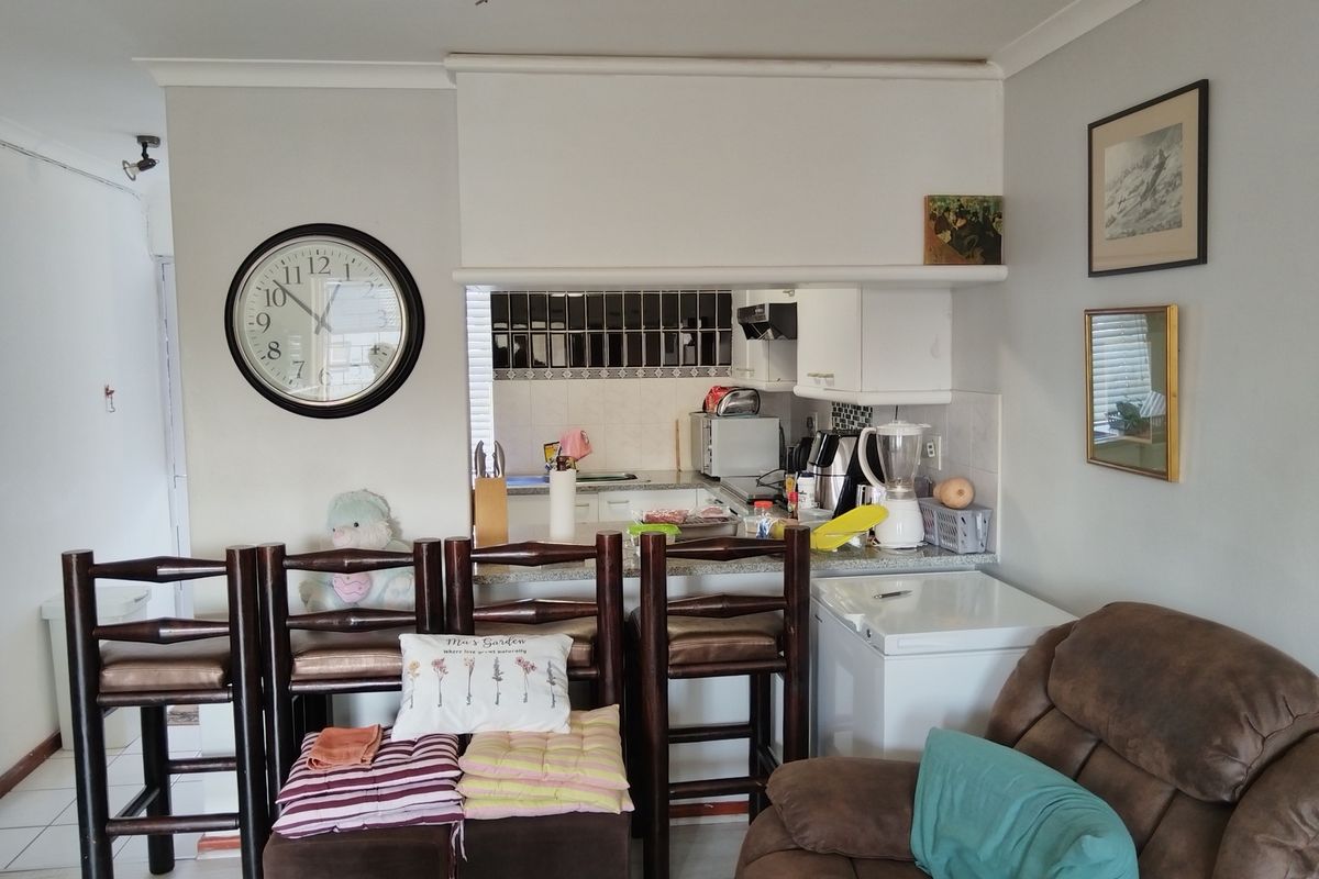 A VERY NEAT 2 BEDROOM APARTMENT IN A SECURED COMPLEX, GROUND FLOOR. - Photo 4