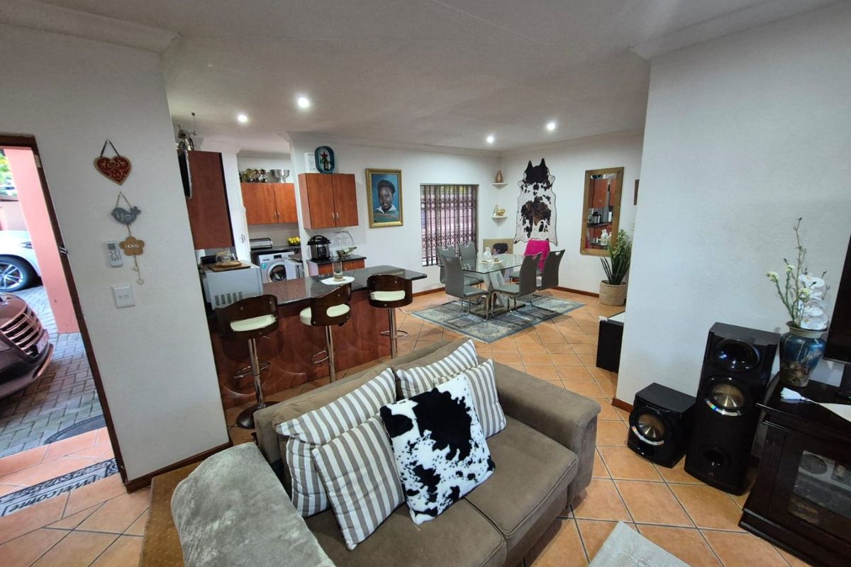 Modern Simplex with Private Pool and Excellent Entertainment Features - Photo 5