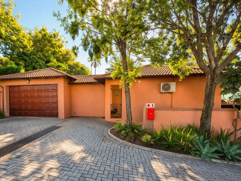 Modern Simplex with Private Pool and Excellent Entertainment Features - Photo 3