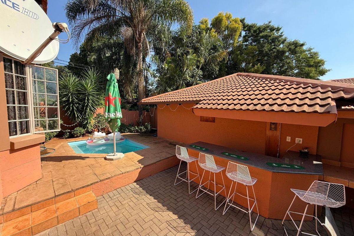 Modern Simplex with Private Pool and Excellent Entertainment Features - Photo 2