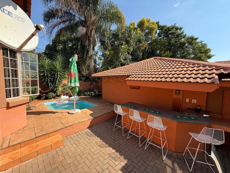 Modern Simplex with Private Pool and Excellent Entertainment Features - Photo 2