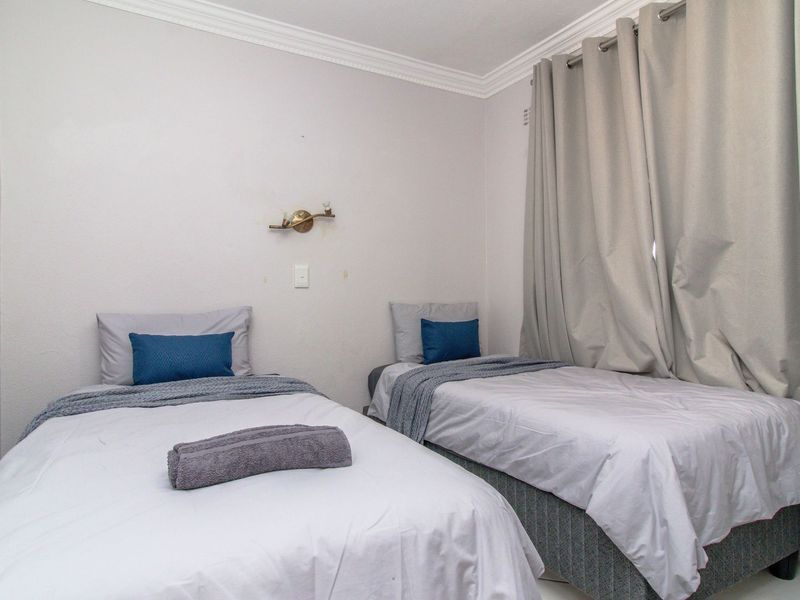 Three Bedroom Apartment in Hermanus - Photo 6