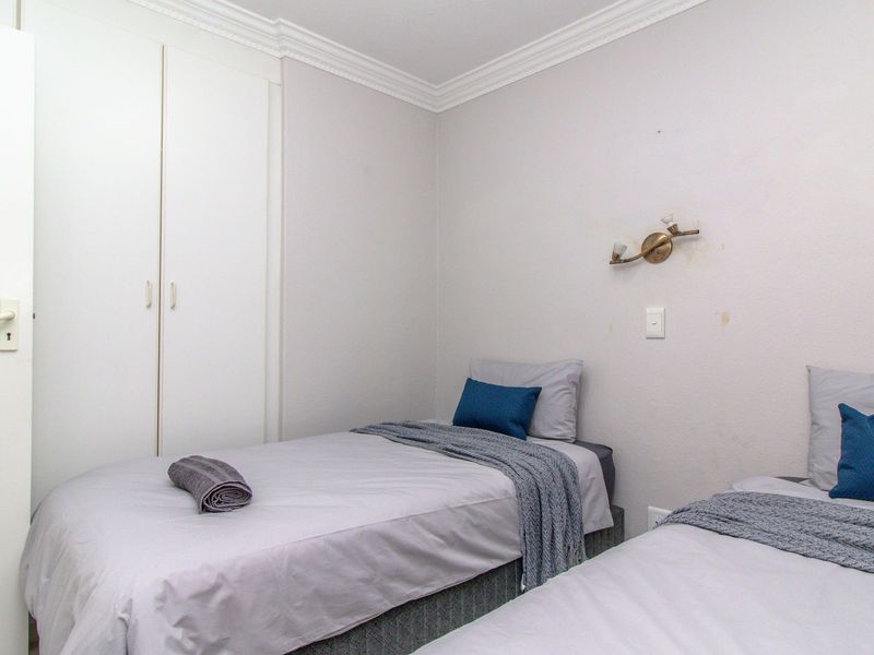 Three Bedroom Apartment in Hermanus - Photo 5