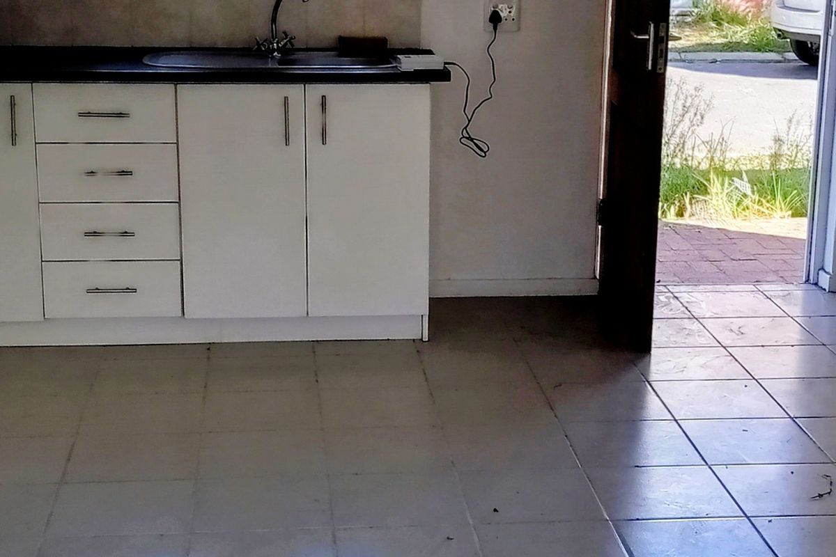 3-bedroom family home in a sought-after Ruyterwacht  Own Title no levies. - Photo 5
