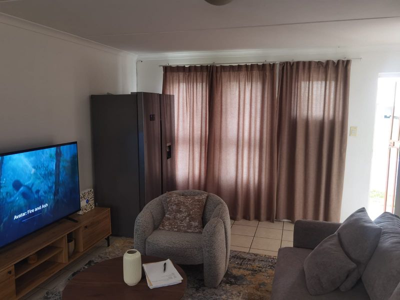3-bedroom family home in a sought-after Ruyterwacht  Own Title no levies. - Photo 8