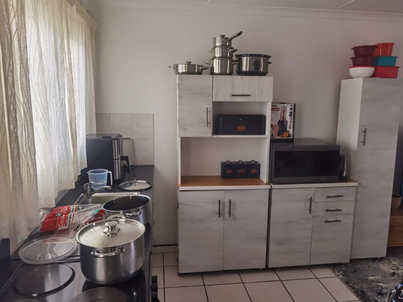 3-bedroom family home in a sought-after Ruyterwacht  Own Title no levies. - Photo 7