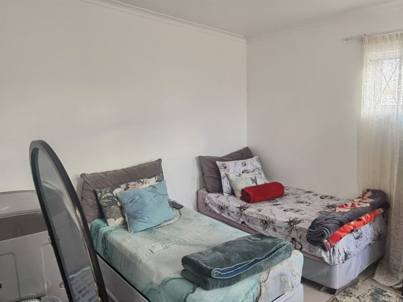 3-bedroom family home in a sought-after Ruyterwacht  Own Title no levies. - Photo 10
