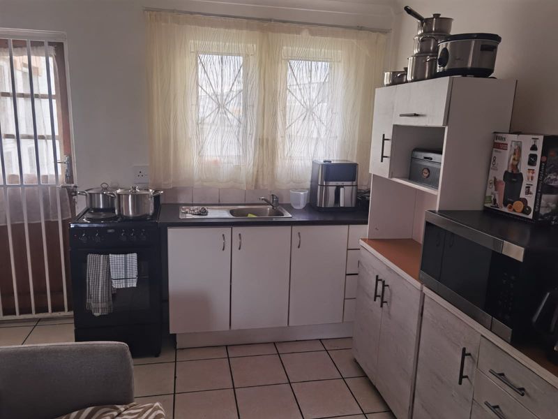 3-bedroom family home in a sought-after Ruyterwacht  Own Title no levies. - Photo 6