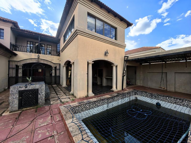 Exceptional Family Living with Outstanding Entertainment Appeal - Photo 2