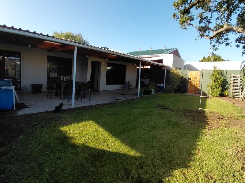 A WELL-MAINTAINED 3 BEDROOM SECTIONAL TITLE HOUSE IN A GATED ESTATE/ COMPLEX - Photo 2