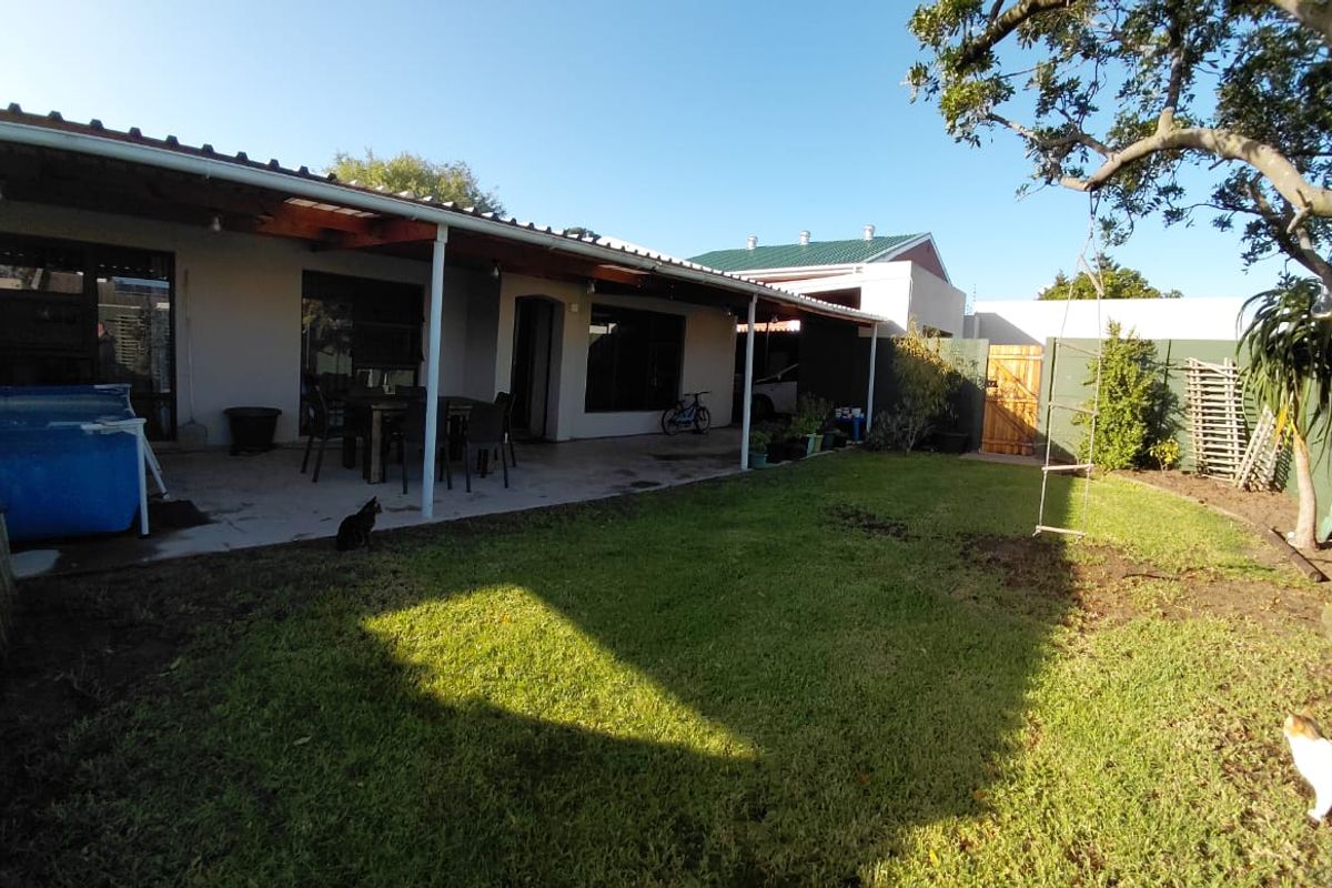 A WELL-MAINTAINED 3 BEDROOM SECTIONAL TITLE HOUSE IN A GATED ESTATE/ COMPLEX - Photo 2