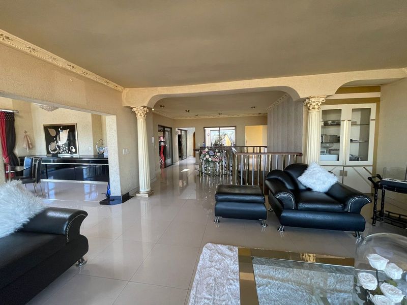 Luxurious Home on the Hills Of Laudium now Available For The Tacking! - Photo 8