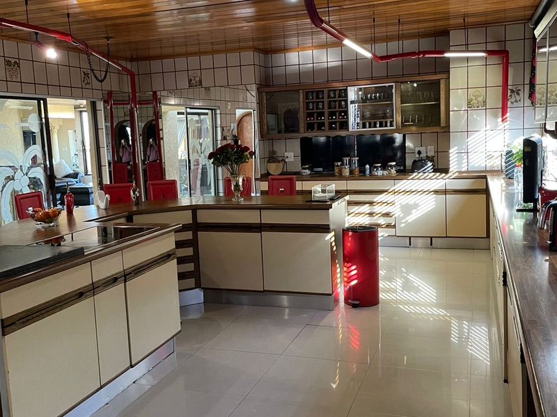 Luxurious Home on the Hills Of Laudium now Available For The Tacking! - Photo 6