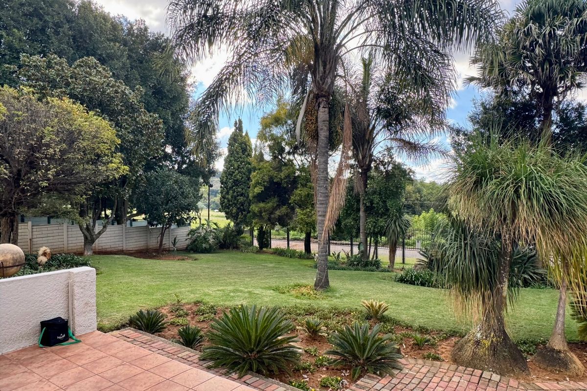 Exceptional Family Living with Ultimate Entertainment Appeal - Photo 3