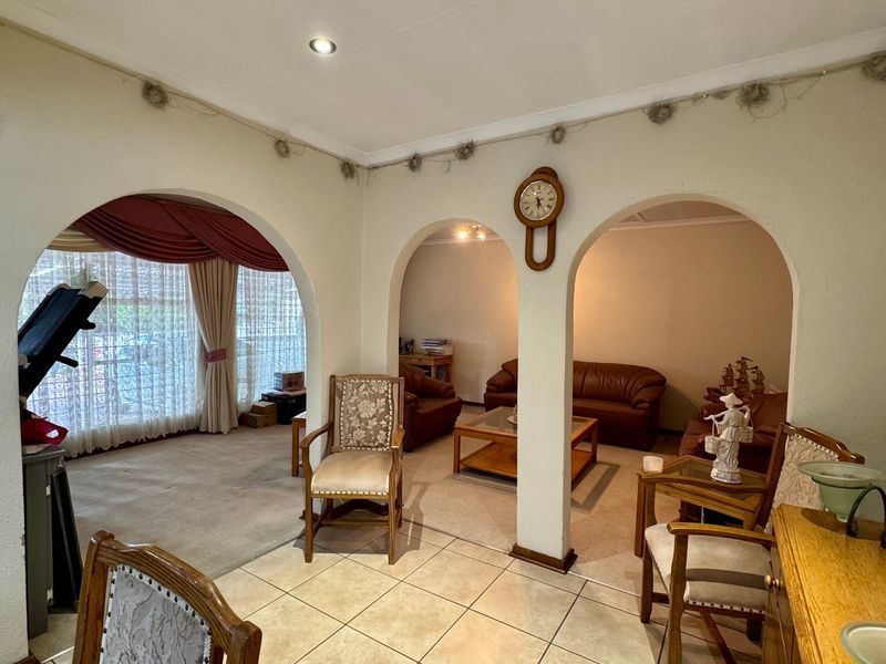 Exceptional Family Living with Ultimate Entertainment Appeal - Photo 10