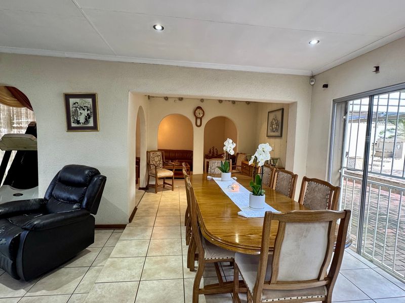 Exceptional Family Living with Ultimate Entertainment Appeal - Photo 9