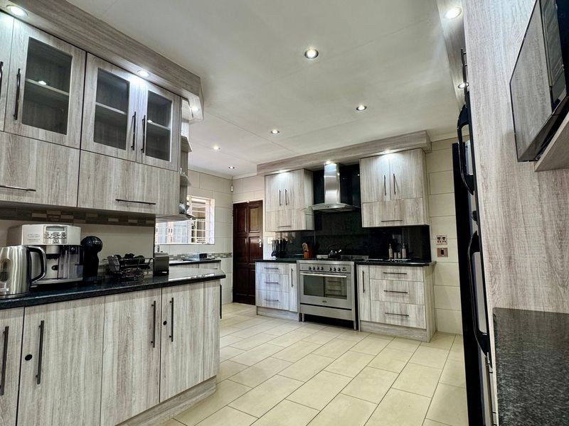 Exceptional Family Living with Ultimate Entertainment Appeal - Photo 8