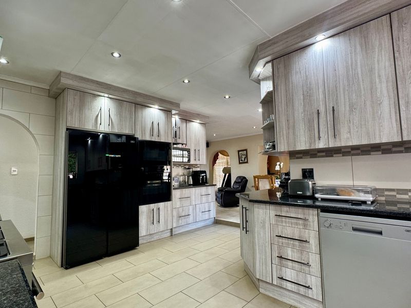 Exceptional Family Living with Ultimate Entertainment Appeal - Photo 7