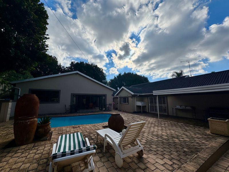 Exceptional Family Living with Ultimate Entertainment Appeal - Photo 4