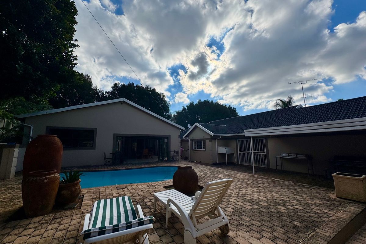 Exceptional Family Living with Ultimate Entertainment Appeal - Photo 4