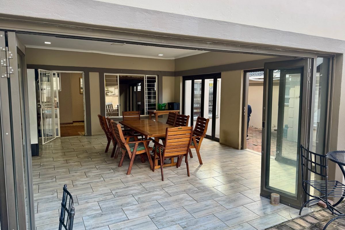 Exceptional Family Living with Ultimate Entertainment Appeal - Photo 5