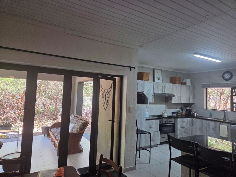 Bushveld Living at Its Best – Spacious 3-Bedroom Retreat in Marlothpark - Photo 7