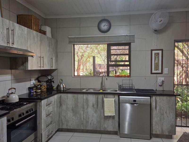 Bushveld Living at Its Best – Spacious 3-Bedroom Retreat in Marlothpark - Photo 6
