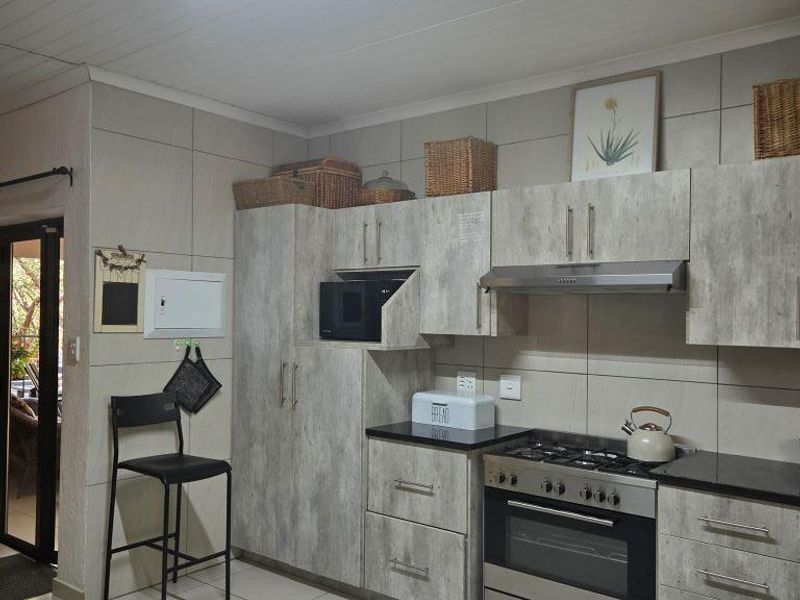 Bushveld Living at Its Best – Spacious 3-Bedroom Retreat in Marlothpark - Photo 5
