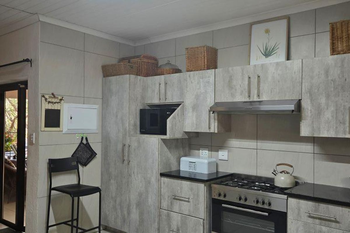 Bushveld Living at Its Best – Spacious 3-Bedroom Retreat in Marlothpark - Photo 5