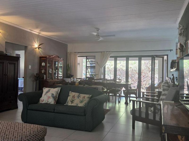 Bushveld Living at Its Best – Spacious 3-Bedroom Retreat in Marlothpark - Photo 3