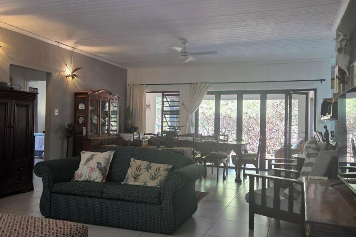 Bushveld Living at Its Best – Spacious 3-Bedroom Retreat in Marlothpark - Photo 3
