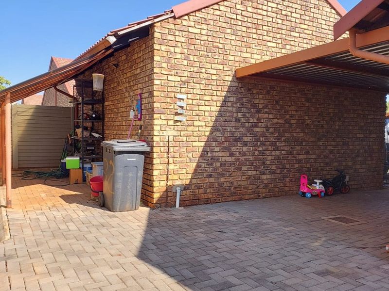 Private 3 Bedroom Corner Unit with Wrap-Around Garden - Photo 7