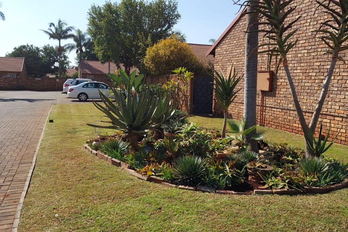 Private 3 Bedroom Corner Unit with Wrap-Around Garden - Photo 5