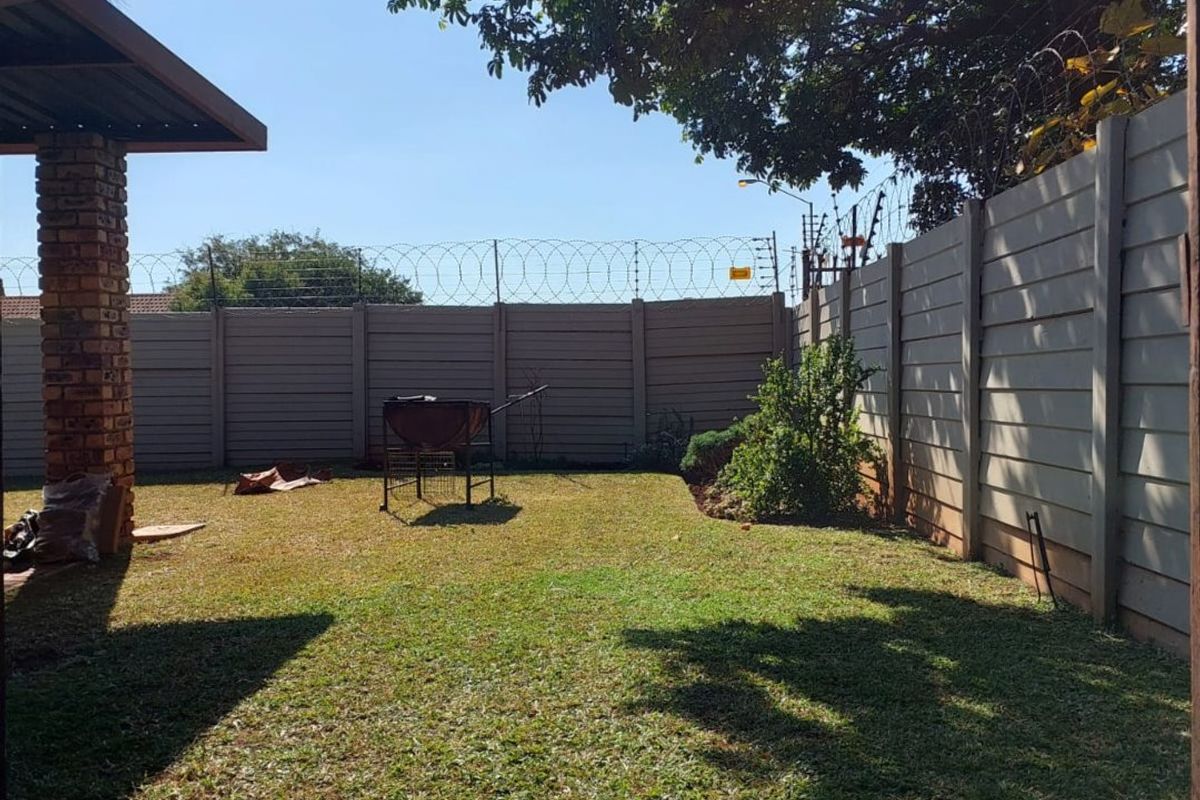 Private 3 Bedroom Corner Unit with Wrap-Around Garden - Photo 4