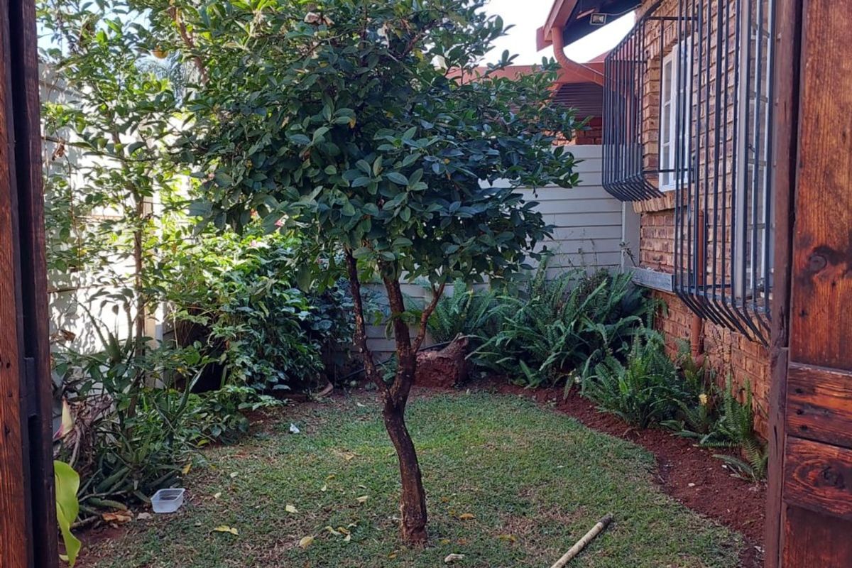 Private 3 Bedroom Corner Unit with Wrap-Around Garden - Photo 3