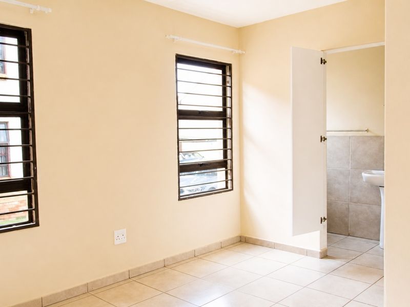2-Bed, 2-Bath Unit with En-Suite in Secure Complex – Grobler Park - Photo 6