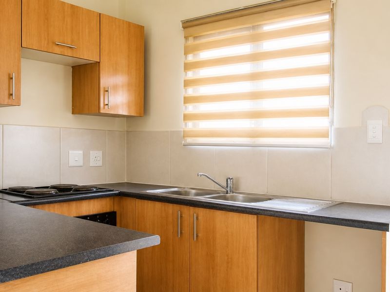 2-Bed, 2-Bath Unit with En-Suite in Secure Complex – Grobler Park - Photo 2