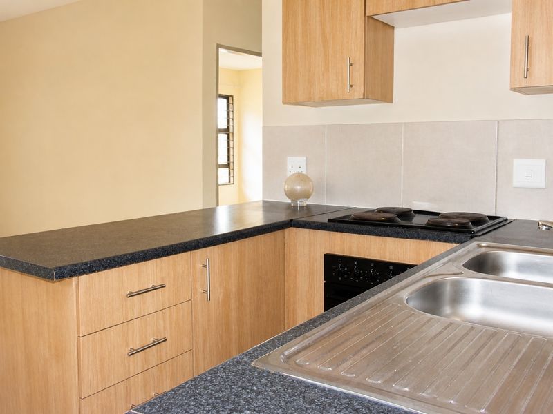 2-Bed, 2-Bath Unit with En-Suite in Secure Complex – Grobler Park - Photo 3