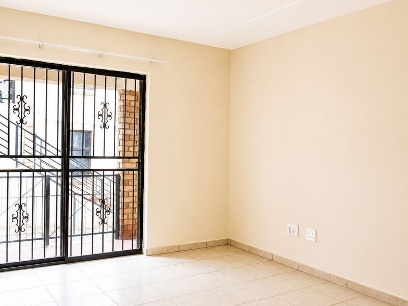 2-Bed, 2-Bath Unit with En-Suite in Secure Complex – Grobler Park - Photo 5