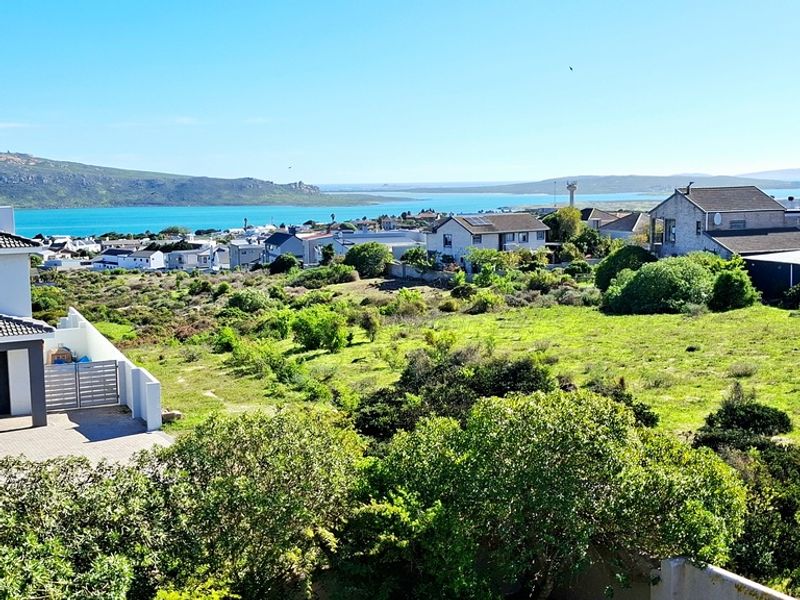 Luxury Coastal Living in Prestigious Myburgh Park - Photo 2