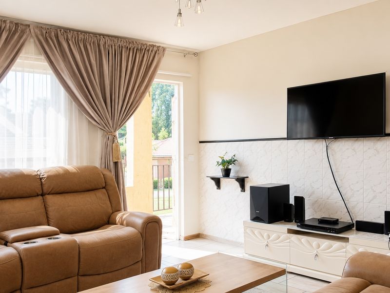 2-Bed, 2-Bath Unit with En-Suite in Secure Complex – Grobler Park - Photo 6