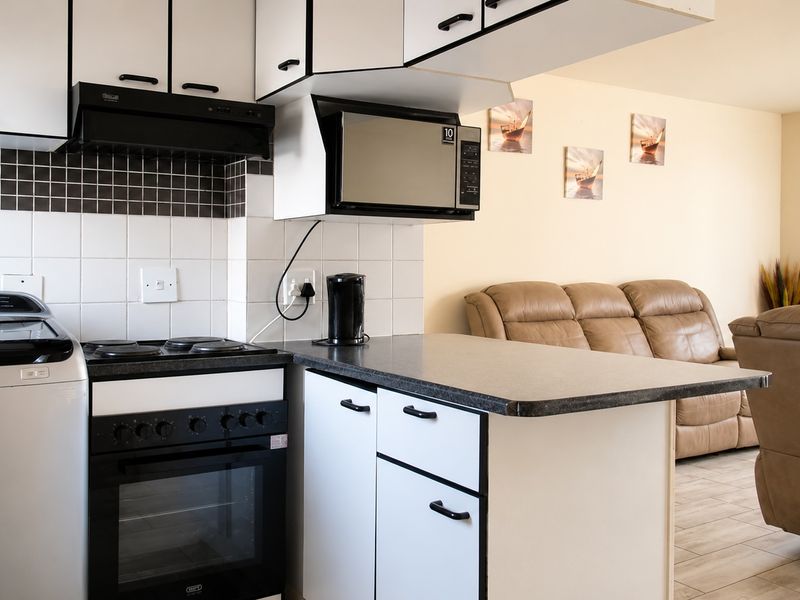2-Bed, 2-Bath Unit with En-Suite in Secure Complex – Grobler Park - Photo 3